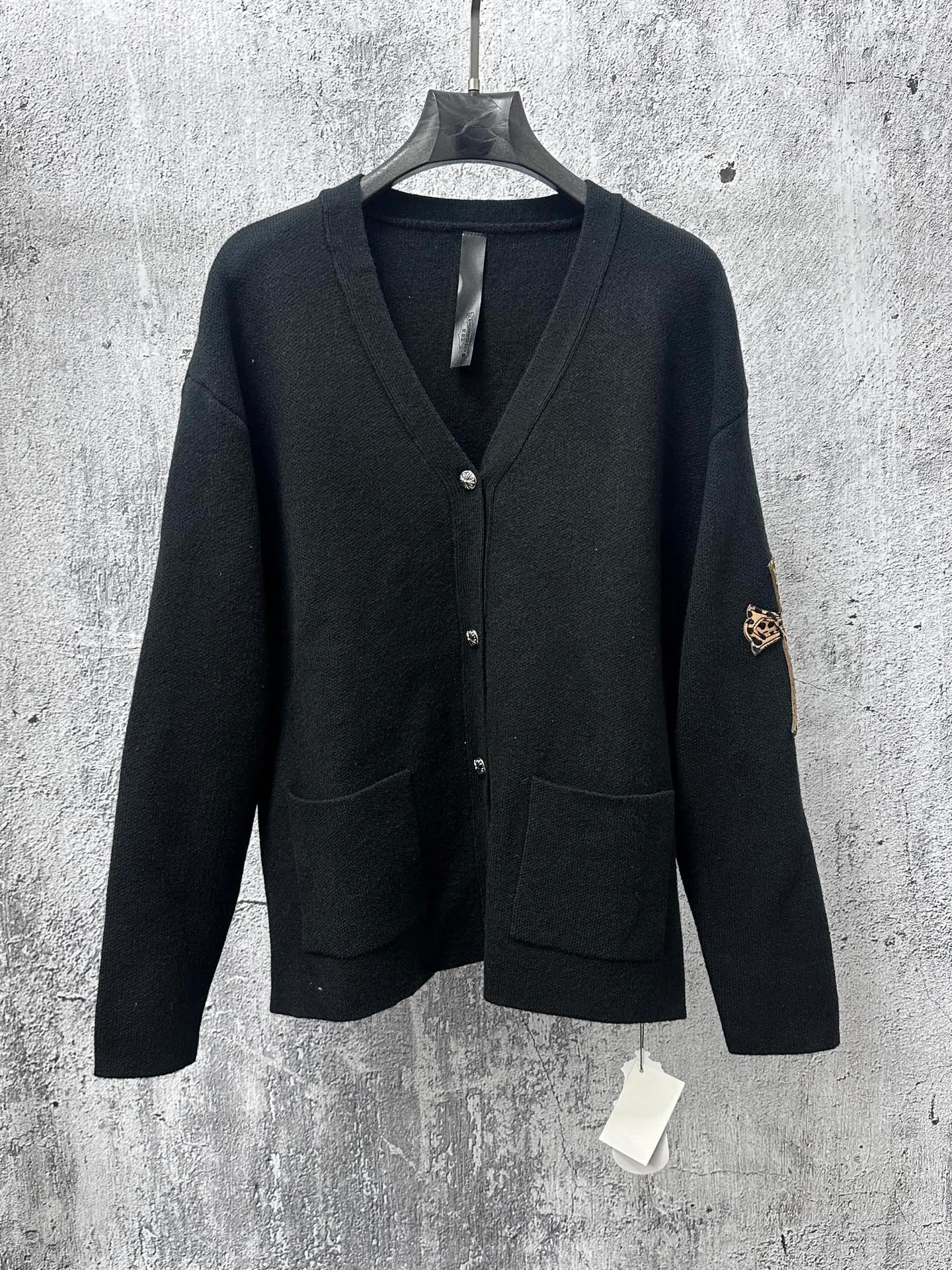 P400 [𝐶ℎ𝑟𝑜𝑚𝑒 𝐻𝑒𝑎𝑟𝑡𝑠] Crow heart patch leopard print leather label knitted. It took a month to finally be shipped. I love it so much. The upper body is really cool. If you look through the street photos at will, you will find that celebrities regard it as a collectible, a must-have item for men and women who want light luxury for commuting. It took 1 month to develop the highest version on the entire network, from pattern making to production, with a full set of customized accessories, high-end and full of class! The whole piece is made of imported pure cotton knitted wool Color: Black Size: S M L